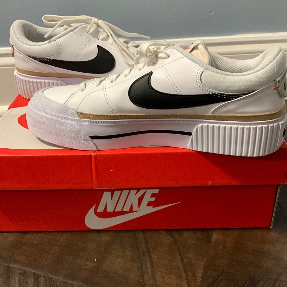 Nike Women's Court Legacy Lift Platform Shoes size 9.5